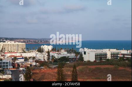 Vista aerea di Ayia Napa durante il giorno d'estate. È una località turistica situata all'estremità orientale della costa meridionale di Cipro Foto Stock
