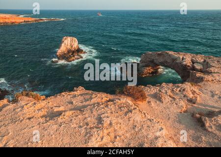 Il ponte dell'Amore, arco in pietra naturale ad Ayia Napa, isola di Cipro. Costa del Mar Mediterraneo Foto Stock