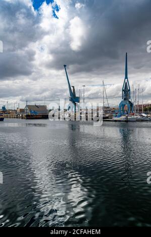 Lungomare di Ipswich. Sede dell'Università di Suffolk, l'Arca, un museo galleggiante di storie bibliche, yacht di lusso, barche e motoscafi. Foto Stock