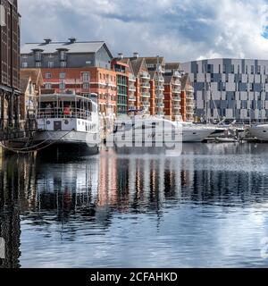 Lungomare di Ipswich. Sede dell'Università di Suffolk, l'Arca, un museo galleggiante di storie bibliche, yacht di lusso, barche e motoscafi. Foto Stock