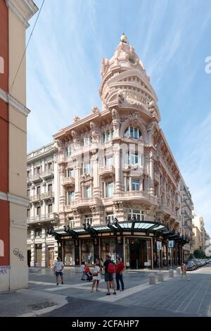 Persone al Palazzo Mincuzzi in via Sparano a Bari, Italia. Costruito nel 1928 in stile Art Nouveau, è stato un simbolo della città commerciale di Bari Foto Stock