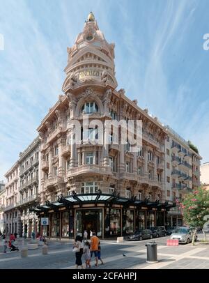 Persone al Palazzo Mincuzzi in via Sparano a Bari, Italia. Costruito nel 1928 in stile Art Nouveau, è stato un simbolo della città commerciale di Bari Foto Stock