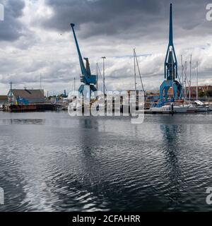 Lungomare di Ipswich. Sede dell'Università di Suffolk, l'Arca, un museo galleggiante di storie bibliche, yacht di lusso, barche e motoscafi. Foto Stock