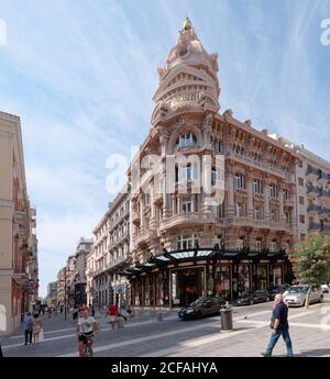 Persone al Palazzo Mincuzzi in via Sparano a Bari, Italia. Costruito nel 1928 in stile Art Nouveau, è stato un simbolo della città commerciale di Bari Foto Stock