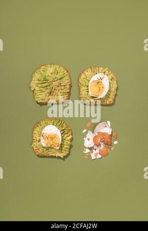 Vista dall'alto su toast di avocado con uova sode per colazione Foto Stock