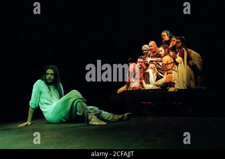 A sinistra: Steve Balsamo (Gesù Cristo) a destra: Nick Holder (Re Erode) in JESUS CHRIST SUPERSTAR al Lyceum Theatre, Londra WC2 19/11/1996 musica: Andrew Lloyd Webber lyrics: Tim Rice design: John Napier director: Gale Edwards Foto Stock