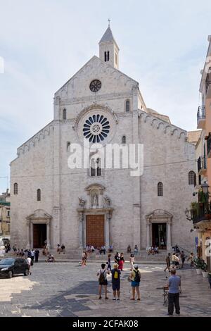 Persone nella Cattedrale di Bari, Puglia, Italia. La cattedrale fu costruita nel 12-13 secolo e dedicata a San Sabino Foto Stock