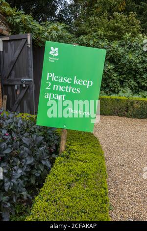 National Trust Covid-19 segni di allontanamento sociale, si prega di tenere a 2 metri di distanza, a Hinton Ampner, Bramdean, vicino Alresford, Hampshire, Inghilterra meridionale Foto Stock