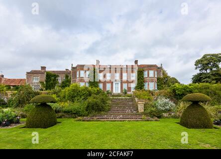 Garden Steps che si lambisce alla storica casa di campagna a Hinton Ampner, Bramdean, vicino Alresford, Hampshire, Inghilterra meridionale Foto Stock