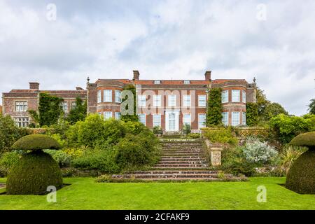 Garden Steps che si lambisce alla storica casa di campagna a Hinton Ampner, Bramdean, vicino Alresford, Hampshire, Inghilterra meridionale Foto Stock