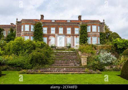 Garden Steps che si lambisce alla storica casa di campagna a Hinton Ampner, Bramdean, vicino Alresford, Hampshire, Inghilterra meridionale Foto Stock