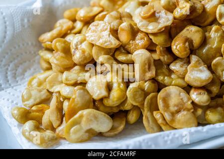 Fritte salate fatte in casa Fava Broad Beans chips. Spuntini biologici sani. Stile portoghese con aglio. Resdy a mangiare. Foto Stock