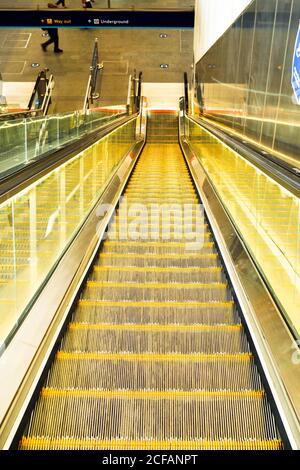 Scale mobili nella stazione ferroviaria London Bridge - Londra, Inghilterra Foto Stock