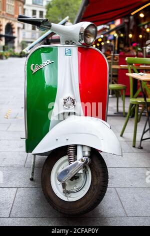 Vespa scooter con la bandiera nazionale italiana colori - Londra, Inghilterra Foto Stock