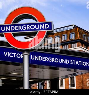 Stazione della metropolitana o della metropolitana di Londra Victoria Sign Post Won No Persone Foto Stock