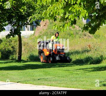 Guidare il rasaerba in anticipo da un lavoratore in consiglio Mattina Santander Cantabria Spagna Foto Stock