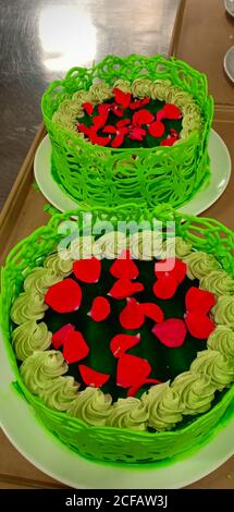 torta di tè verde guarnita con rose rosse Foto Stock