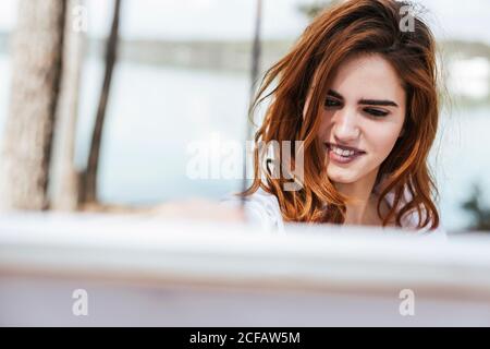 Giovane Donna pittura in campagna Foto Stock
