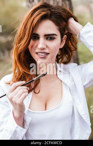 Allegra artista femminile in campagna Foto Stock