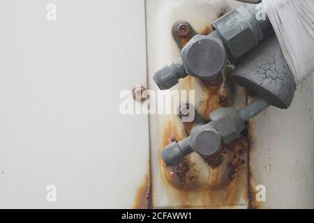 Primo piano su un tubo di collegamento caldo e freddo vintage del compressore d'aria. Foto Stock