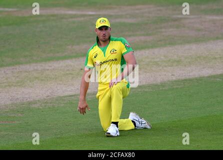 Marcus Stoinis in Australia reagisce dopo aver mischiato un colpo da Jonny Bairstow in Inghilterra durante la prima partita di Vitality IT20 all'Ageas Bowl di Southampton. Foto Stock