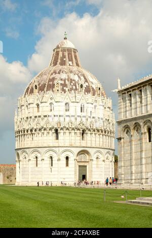 Il Battistero e parte del Duomo in Piazza del Duomo a Pisa Foto Stock