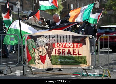 Un banner che recita Free Palestine Boycott Israel acquistato da manifestanti fuori terra prima della partita del gruppo F della UEFA Nations League a Hampden Park, Glasgow. Foto Stock