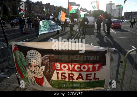 Un banner che recita Free Palestine Boycott Israel acquistato da manifestanti fuori terra prima della partita del gruppo F della UEFA Nations League a Hampden Park, Glasgow. Foto Stock