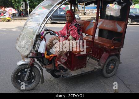 Dhaka, Dhaka, Bangladesh. 4 Settembre 2020. Ritratto di una donna autodipendente, che guida auto riksha nella città di Dhaka per vivere. Credit: Md. Rakibul Hasan/ZUMA Wire/Alamy Live News Foto Stock