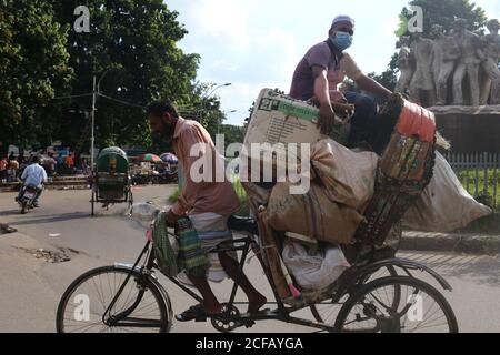 Dhaka, Dhaka, Bangladesh. 4 Settembre 2020. Un uomo seduto sulla parte superiore delle borse di plastica e scatola in un riksha.He sta prendendo gli sprechi di plastica alla fabbrica di riciclaggio. Credit: Md. Rakibul Hasan/ZUMA Wire/Alamy Live News Foto Stock