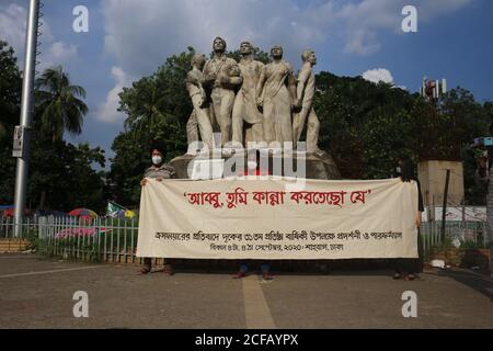 Dhaka, Dhaka, Bangladesh. 4 Settembre 2020. Mostra del fotografo e attivista Shahidul Alam e un evento di arti dello spettacolo sulle uccisioni extragiudiziali a fuoco incrociato da parte delle forze dell'ordine del Bangladesh, organizzato da Drik Gallery, presso il TSC, DU, a Dhaka il 4 settembre 2020. Credit: Md. Rakibul Hasan/ZUMA Wire/Alamy Live News Foto Stock