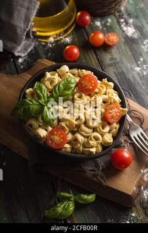 Ravioli fatti in casa con basilico e pomodori Foto Stock
