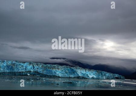 Ghiacciaio di Hubbard al mattino poco prima dell'alba, Alaska, Stati Uniti Foto Stock