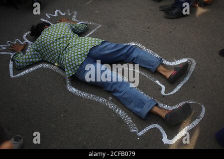 Dhaka, Dhaka, Bangladesh. 4 Settembre 2020. Un artista si esibisce durante una mostra di Shahidul Alam, fotografo e attivista, e un evento di arti dello spettacolo sulle "uccisioni extragiudiziali a fuoco incrociato" da parte delle forze dell'ordine del Bangladesh, organizzato da Drik Gallery, presso il TSC, DU, a Dhaka il 4 settembre 2020. Credit: Md. Rakibul Hasan/ZUMA Wire/Alamy Live News Foto Stock