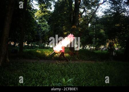 Dhaka, Dhaka, Bangladesh. 4 Settembre 2020. Un falciatore sta trasportando le bollicine dolci (un alimento dolce locale) in un parco durante il COVID-19. Credit: Md. Rakibul Hasan/ZUMA Wire/Alamy Live News Foto Stock