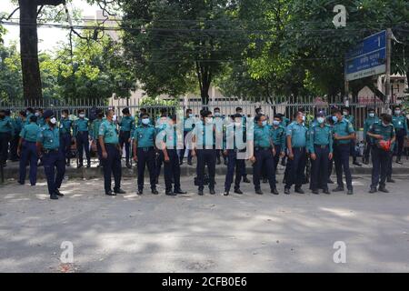 Dhaka, Dhaka, Bangladesh. 4 Settembre 2020. Forze di polizia supplementari sono in piedi per strada prima che la protesta inizi. Credit: Md. Rakibul Hasan/ZUMA Wire/Alamy Live News Foto Stock