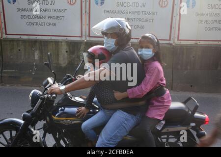 Dhaka, Dhaka, Bangladesh. 4 Settembre 2020. Un uomo sta guidando in bicicletta con i suoi bambini. Indossano maschere per essere sicuri dal COVID-19. Credit: Md. Rakibul Hasan/ZUMA Wire/Alamy Live News Foto Stock