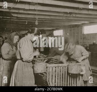 Otto-anno-vecchio Lizzie, guadagna 30 centesimi al giorno shucking ostriche in Dunbar Cannery. Foto Stock