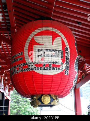 Colpo verticale di una gigantesca lanterna rossa giapponese nel tempio di Sensoji, Asakusa Foto Stock