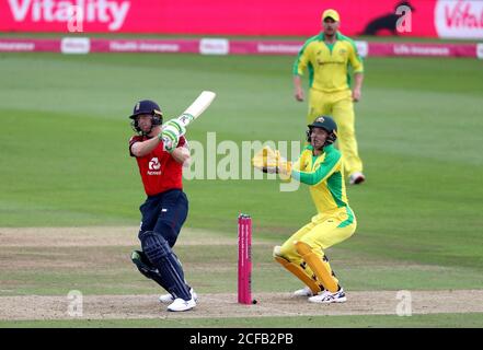 L'inglese Jos Buttler guarda come è stato catturato da Pat Cummins dell'Australia durante la prima partita di Vitality IT20 all'Ageas Bowl di Southampton. Foto Stock