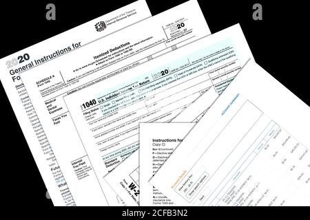 2020 moduli fiscali IRS e documenti personali di imitazione su un desktop. Foto Stock