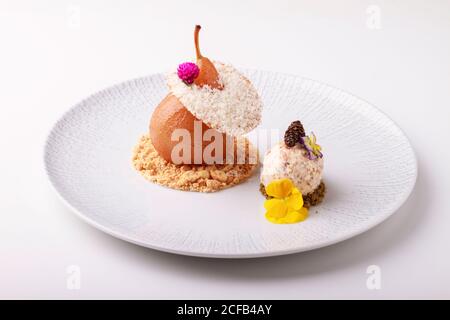 Par dessert in camicia con pralina e gelato alla noci. Foto Stock