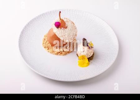 Par dessert in camicia con pralina e gelato alla noci. Foto Stock