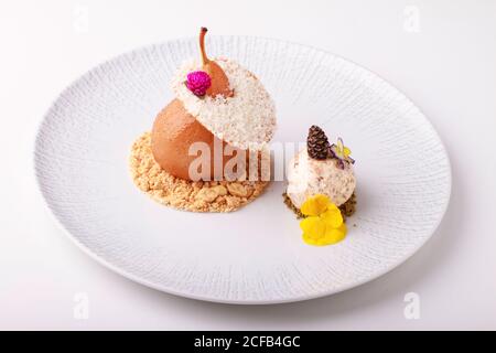 Par dessert in camicia con pralina e gelato alla noci. Foto Stock