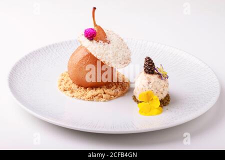 Par dessert in camicia con pralina e gelato alla noci. Foto Stock