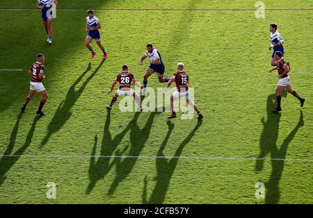 Alex Walmsley di St Helens (centro) combatte per la palla con Sam Hewitt e Oliver Wilson di Huddersfield Giants durante la partita della Betfred Super League allo stadio Emerald Headingley di Leeds. Foto Stock