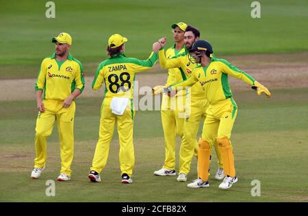 Il Glenn Maxwell (centro a destra) dell'Australia celebra il lancio del wicket di Moeen Ali in Inghilterra durante la prima partita di Vitality IT20 all'Ageas Bowl di Southampton. Foto Stock