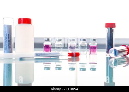 Provette sterili e campioni medici su piano di vetro Foto Stock