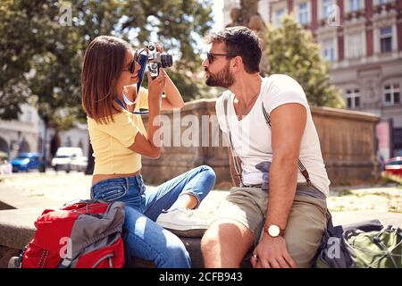 Giovane coppia turistica che si gode di scattare foto ai punti di riferimento della città Foto Stock