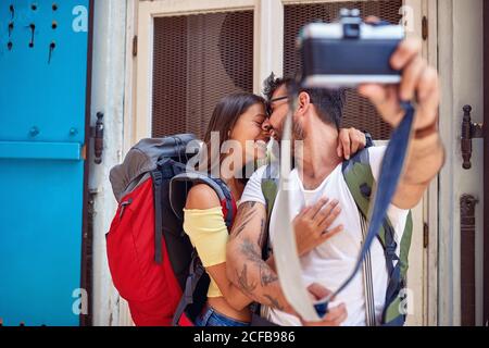 Giovane coppia turistica che porta un selfie a destinazione Foto Stock